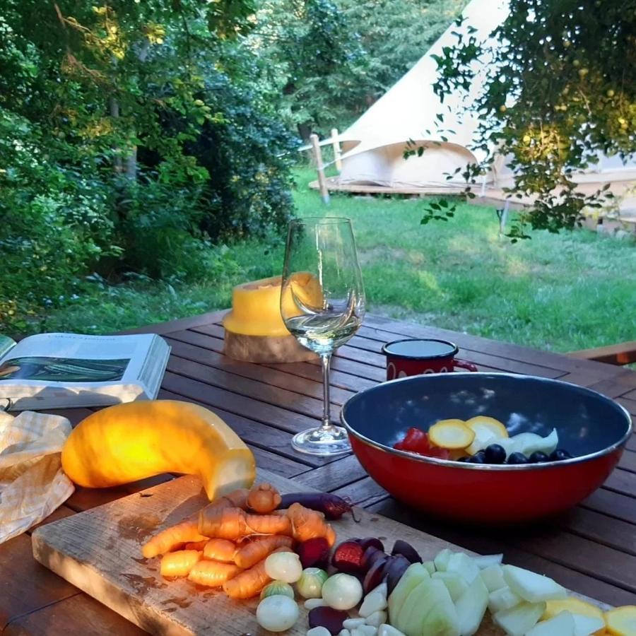 Hotel Glamping V Sadu Sadská Esterno foto